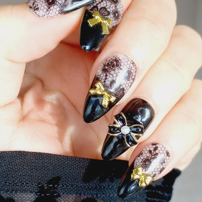 Kunstnagelset mit eleganten Punkt- und Schleifenverzierungen Brehn