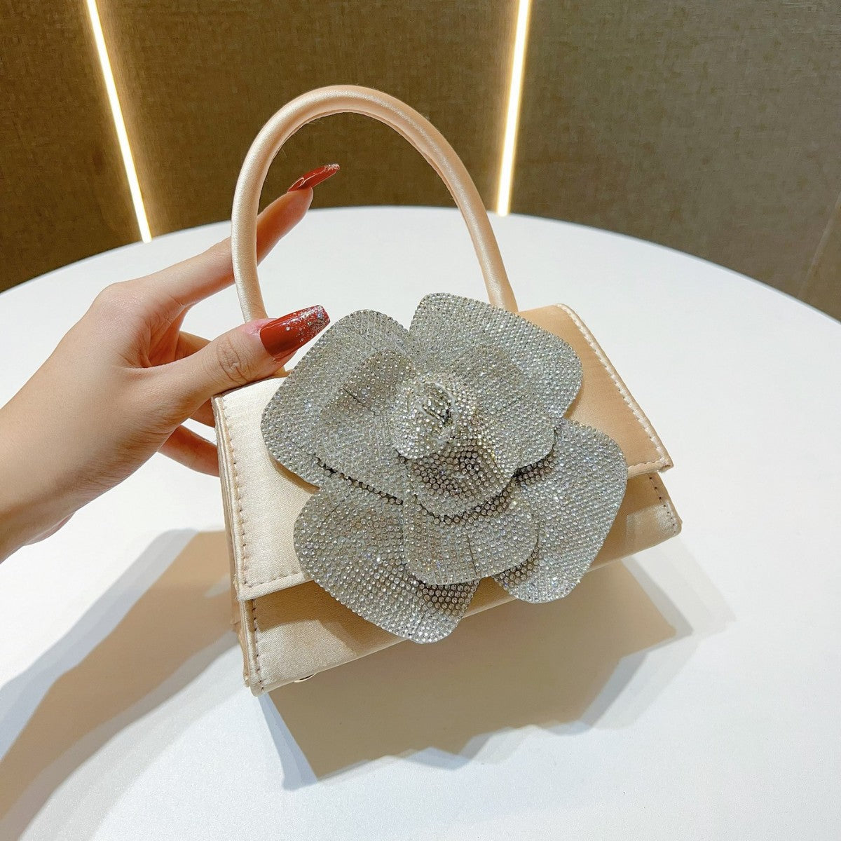 Blumenverziertes Satin-Handtasche