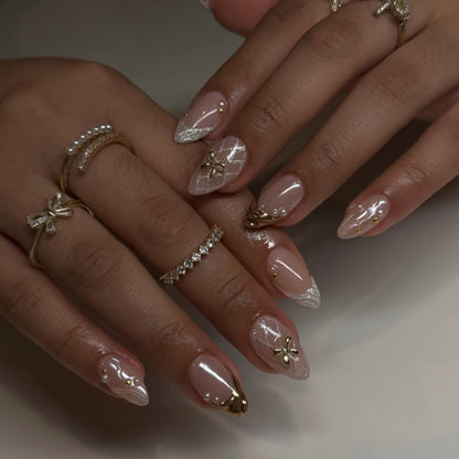 Kunstvolle Stiletto-Nägel mit Glitzer- und Blütenakzenten Brehn