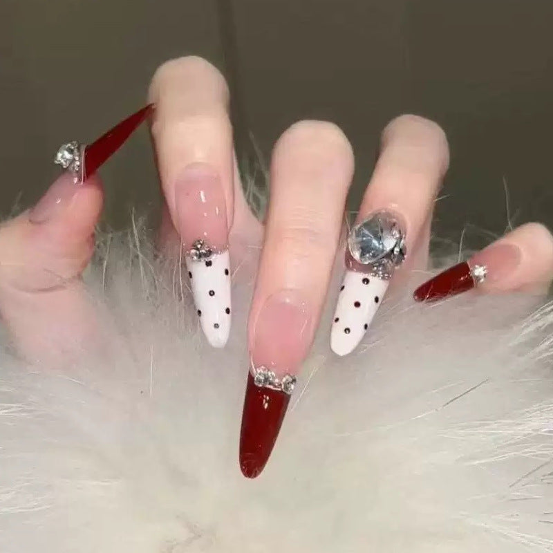 Glamouröse Kunstnagelspitzen mit 3D-Blüten- und Kristallverzierungen Brehn