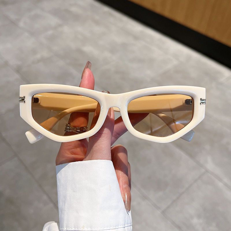 Damen geometrische Sonnenbrille mit geschwungenem Rahmen und schützendem UV-Filter Brehn