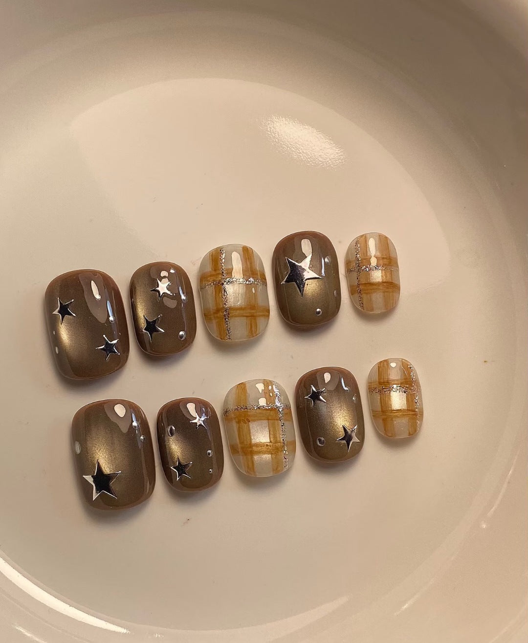 Dekoratives Press-On Nagelkunst-Set mit Stern- und Karomustern