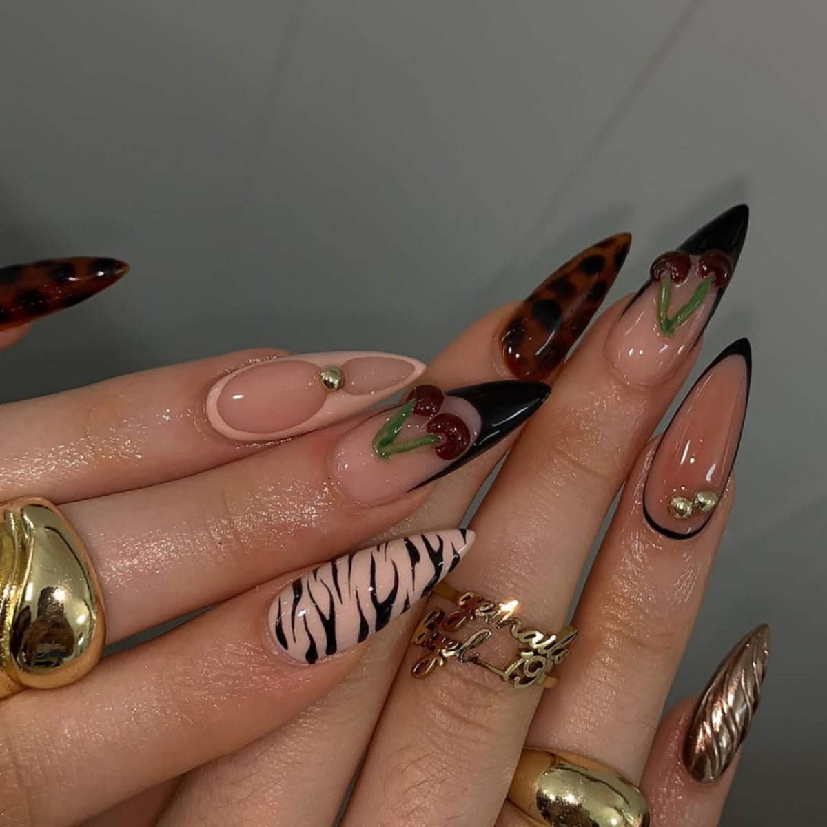 Kunstvolle Stiletto-Nägel mit kreativen Mustern Brehn