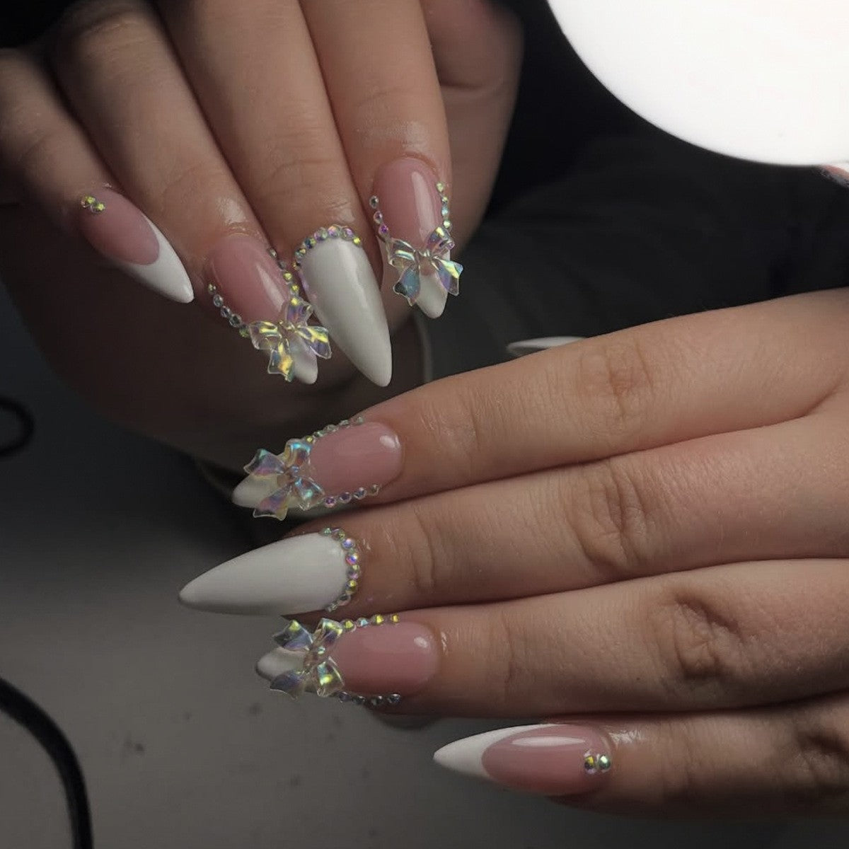 Elegantes Stiletto-Nagelkunst-Set mit Strass Brehn