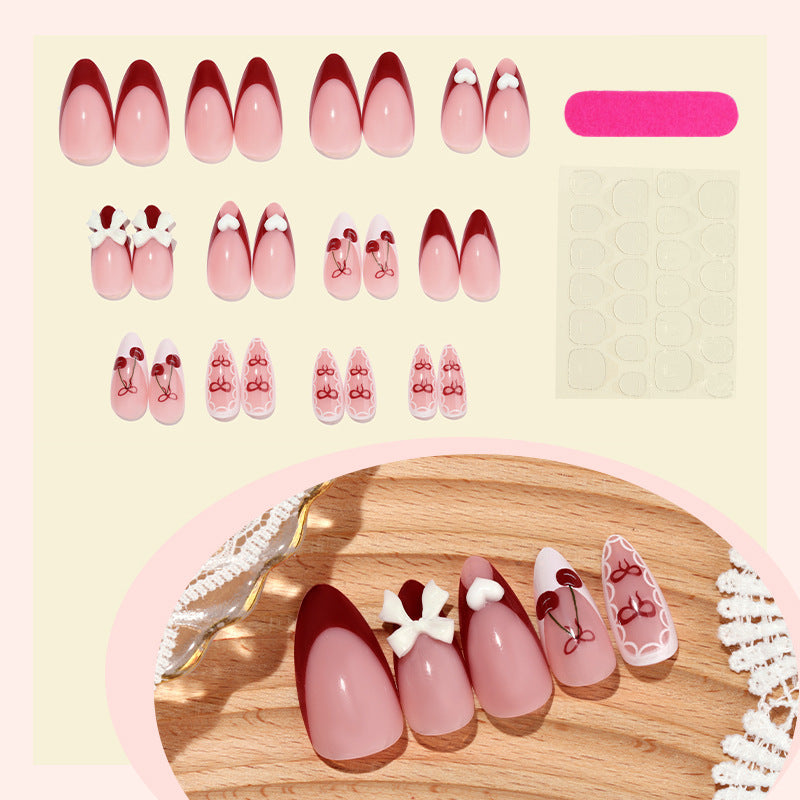 Kunstnagelset mit verspielten Motiven und eleganten Akzenten Brehn