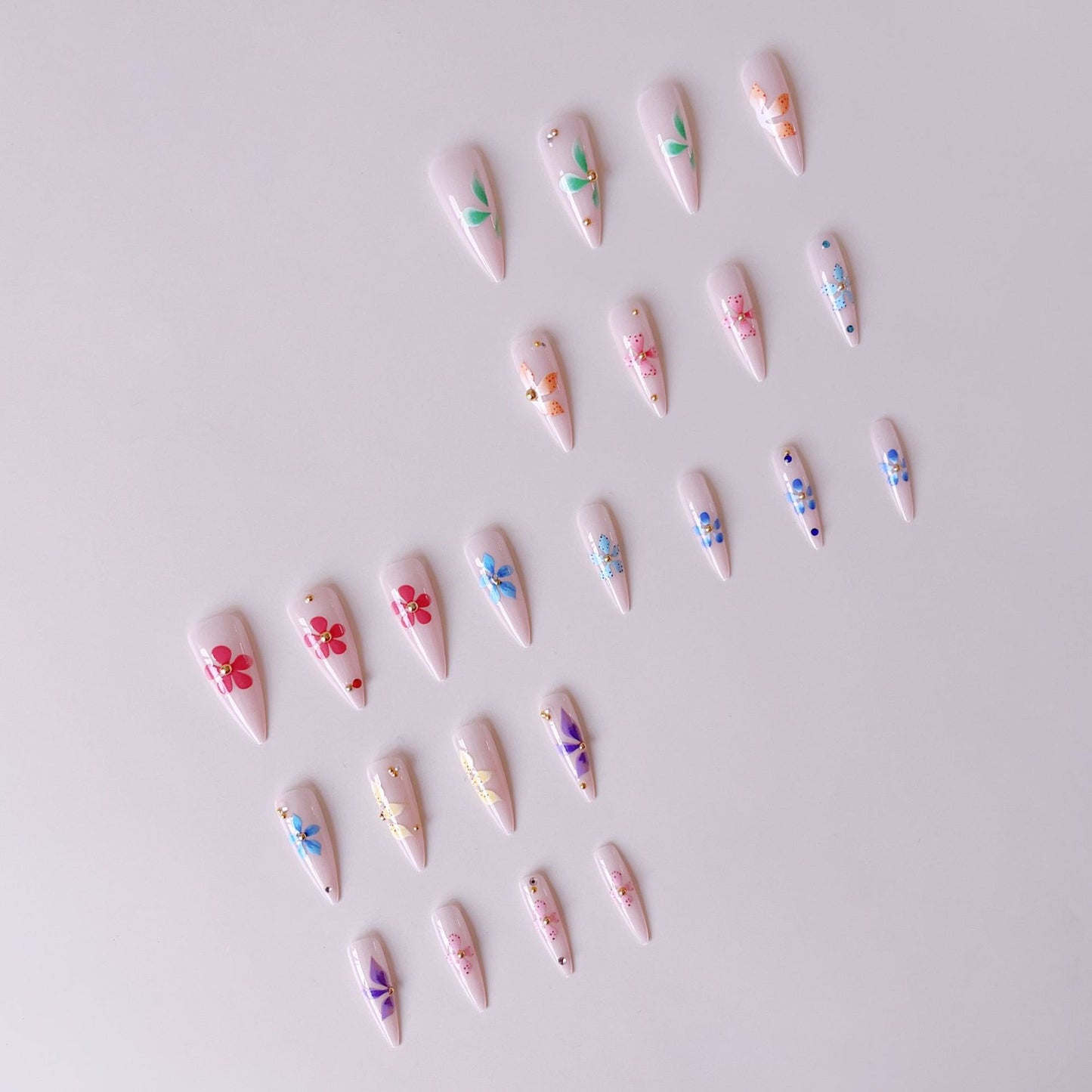 Künstliche Nagelspitzen mit floralen Verzierungen Brehn