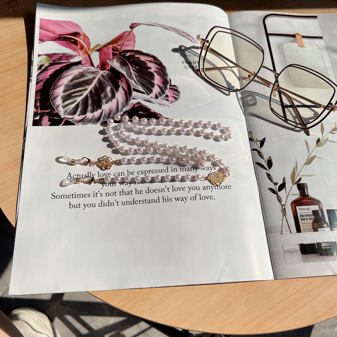 Elegante Brillekette mit Perlen und Goldakzenten Brehn