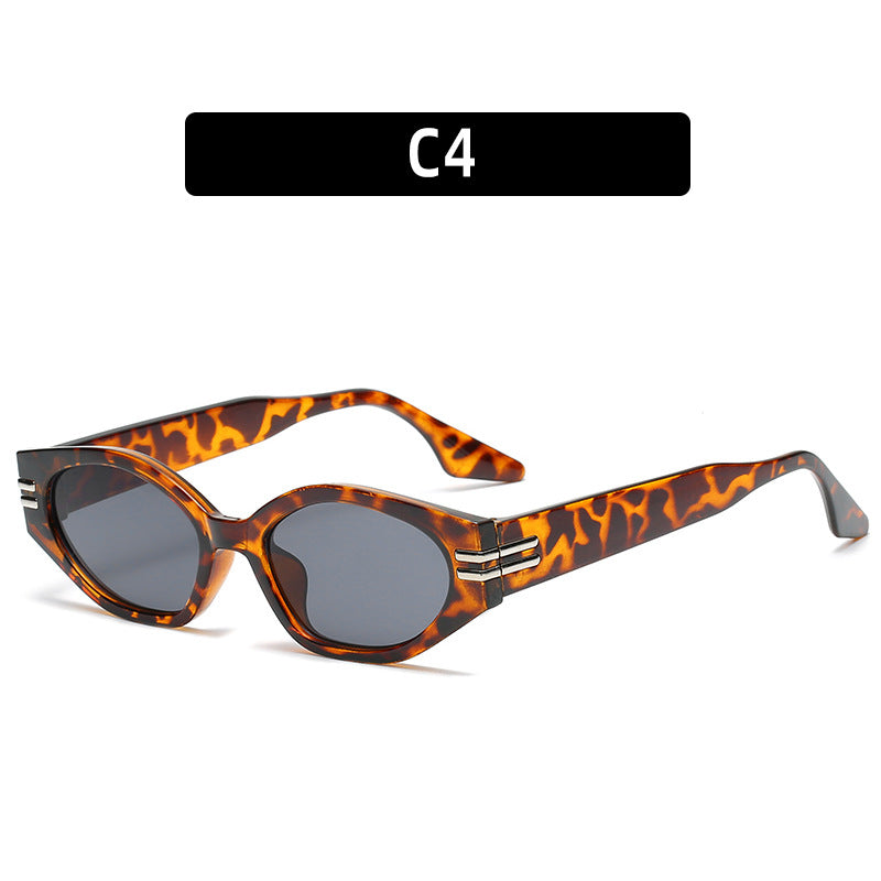 Elegante Katzenaugen-Sonnenbrille mit dekorativen Metallakzenten