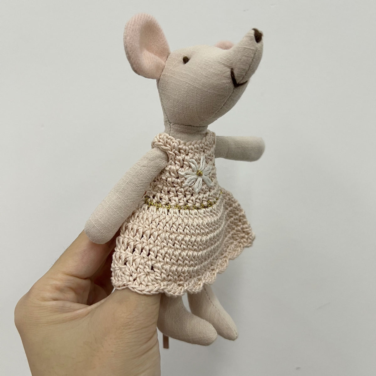 Miniatur handgenähte Leinenmaus Plüschtier mit gehäkeltem Kleid