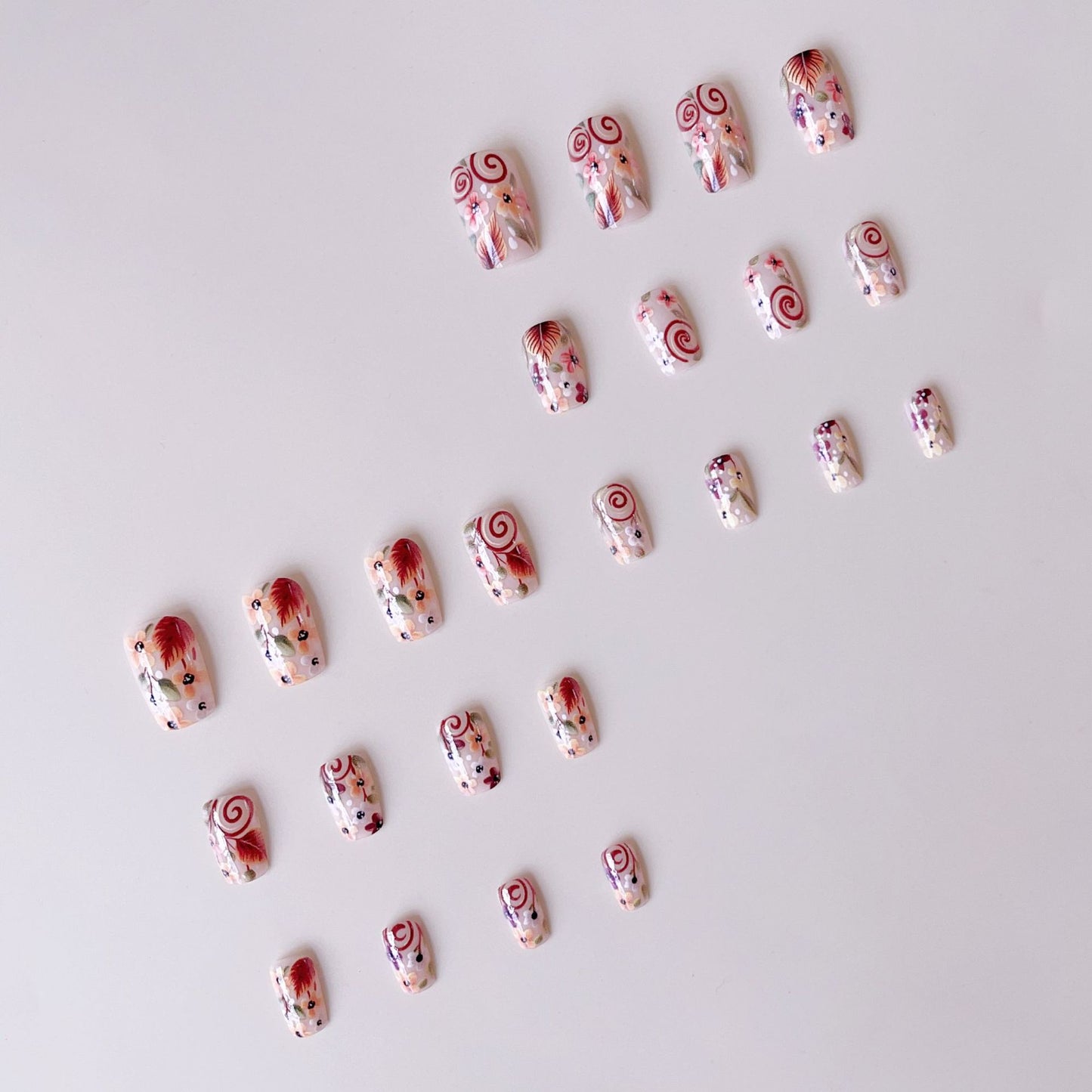 Kunstnagelset mit auffälligen floralen Verzierungen Brehn