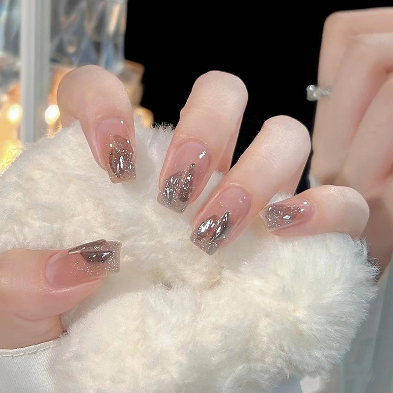 Kunstfingernägel mit Herz-Design und Glamourösen Akzenten Brehn