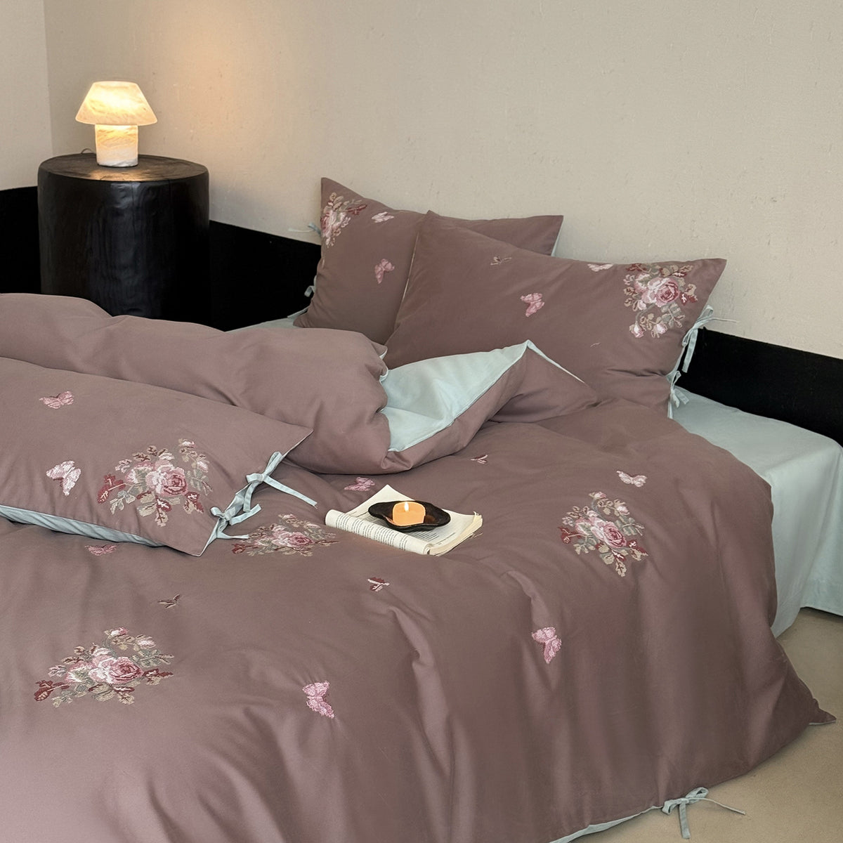 Bestickter Floral-und-Schmetterling Baumwollsatin Kissenbezug mit Bandverschluss