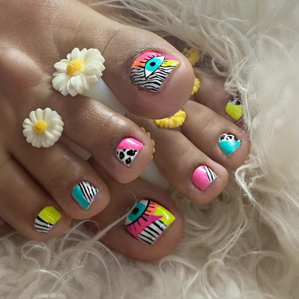 Kunstnagelset mit lebhaften Farbakzenten und geometrischen Mustern Brehn
