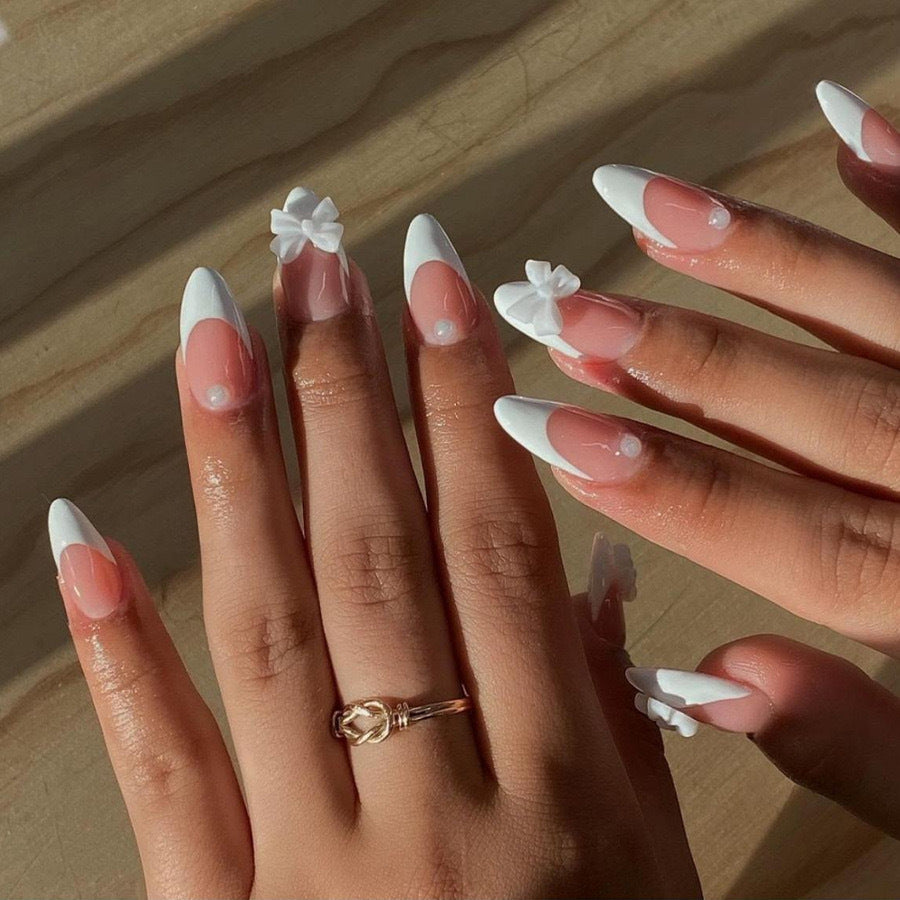 Kunstnagelset mit eleganten 3D-Blüten und glitzernden Akzenten Brehn