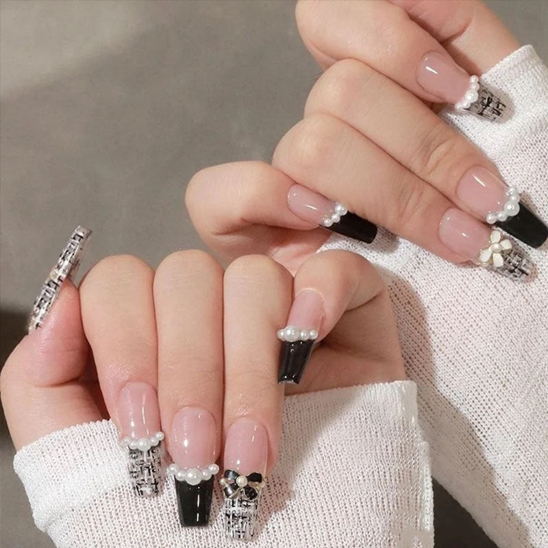 Glamouröse Kunstfingernägel mit Glitzer- und Mondmotiven Brehn