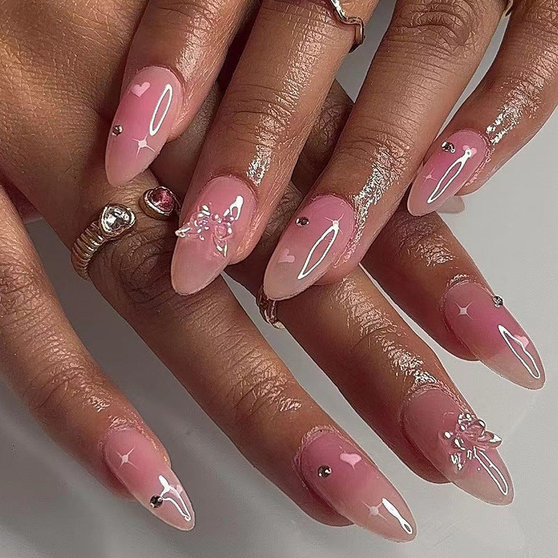 Kunstvolle Nagelkunst mit Herzmotiven und Glitzerakzenten Brehn