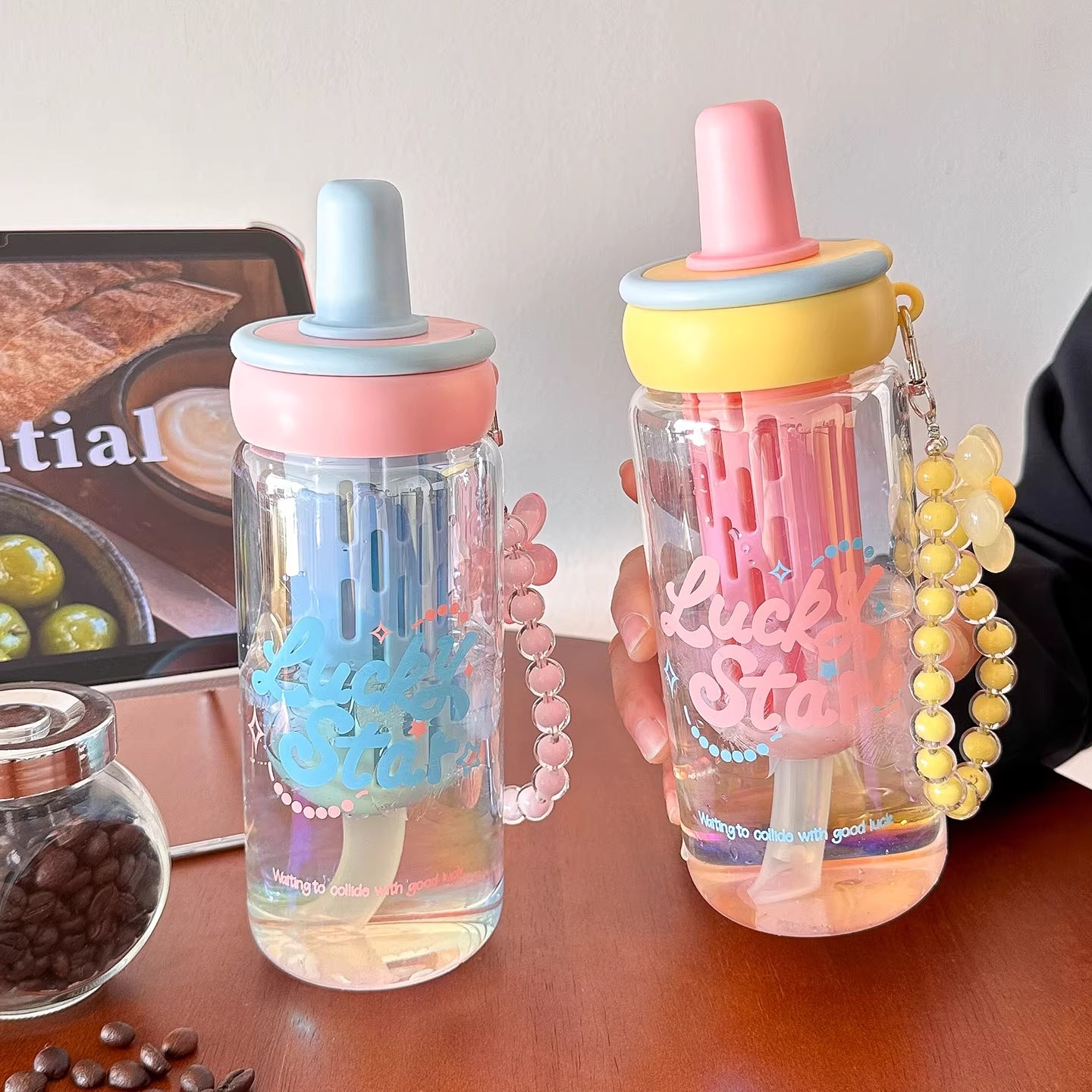 Damen kreative Trinkflasche mit integriertem Strohhalm und Schlüsselanhänger Brehn
