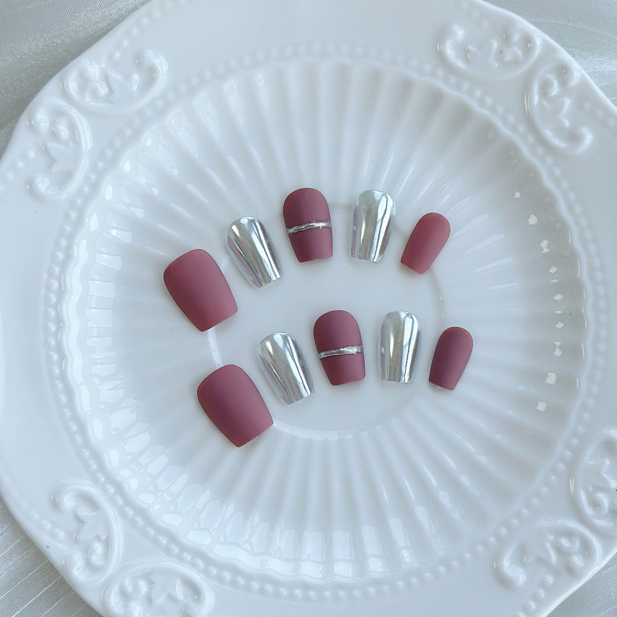 Künstlerisches Press-On Nagelkunstset mit Herz- und himmlischen Designs