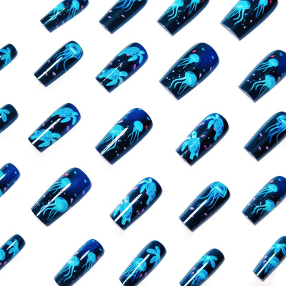 Künstlerisches Leucht-in-der-Dunkel-Nail Art Brehn