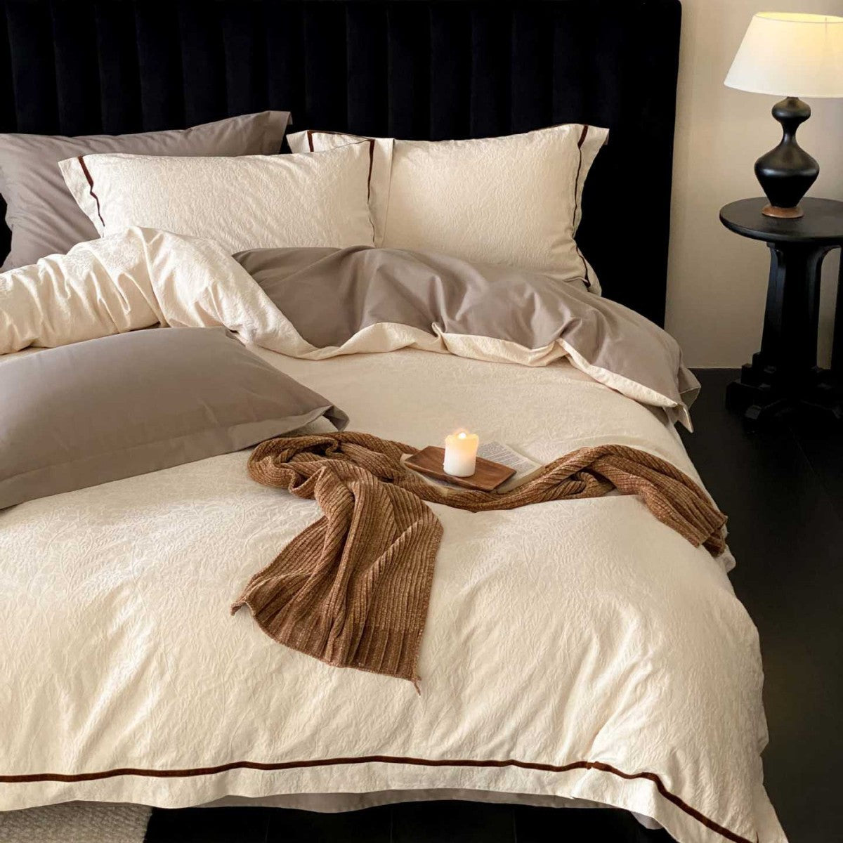 Elegante Bettwäsche-Garnitur aus Baumwoll-Jacquard mit dezenter Reliefstruktur und kontrastierender Paspel