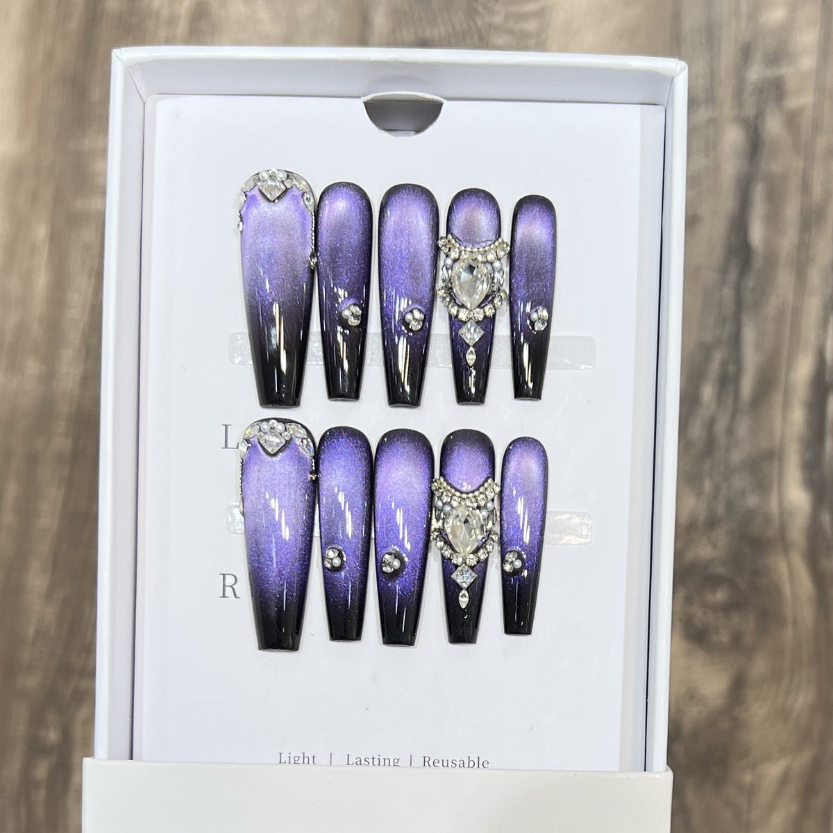 Dekoratives Press-On Nagelkunst-Set mit Edelsteinakzenten Brehn