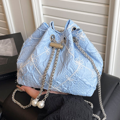 Elegante Satin-Handtasche mit Kordelzug