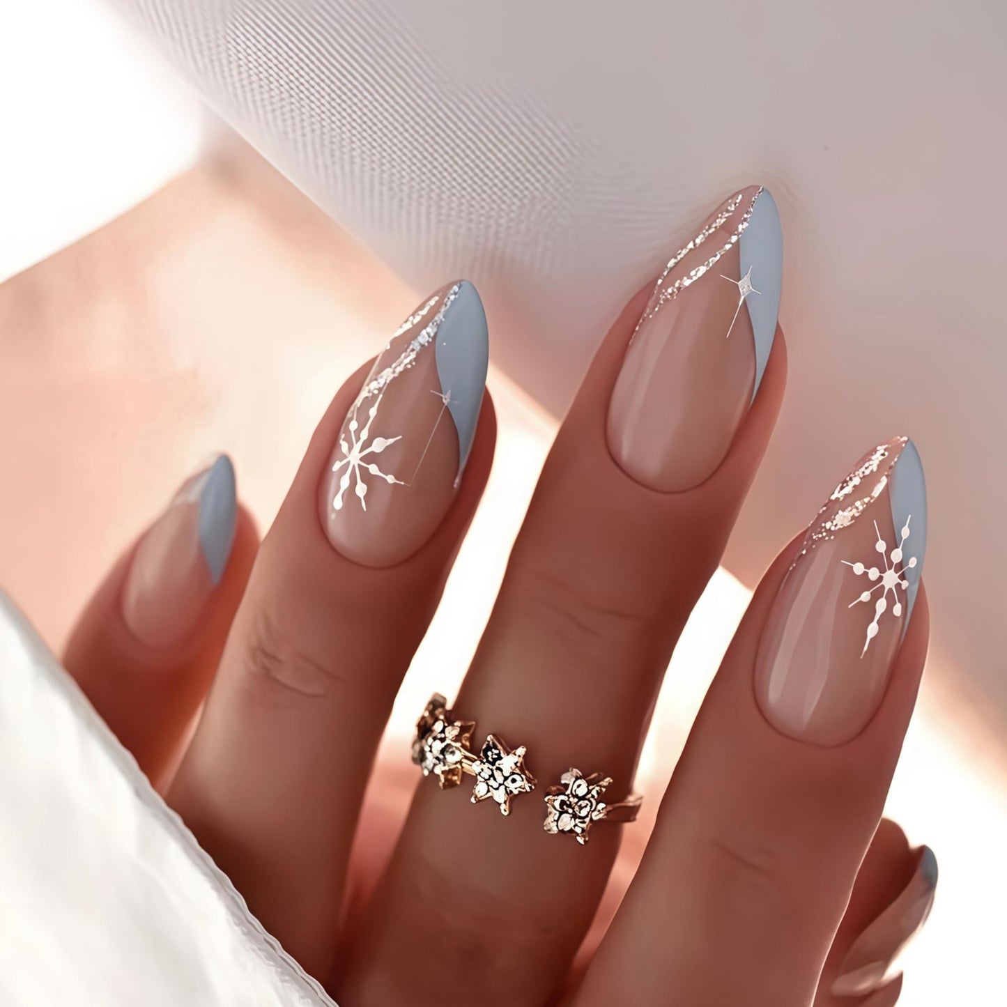 Kunstvolle Nagelverschönerung mit Schneeflocken-Akzenten Brehn