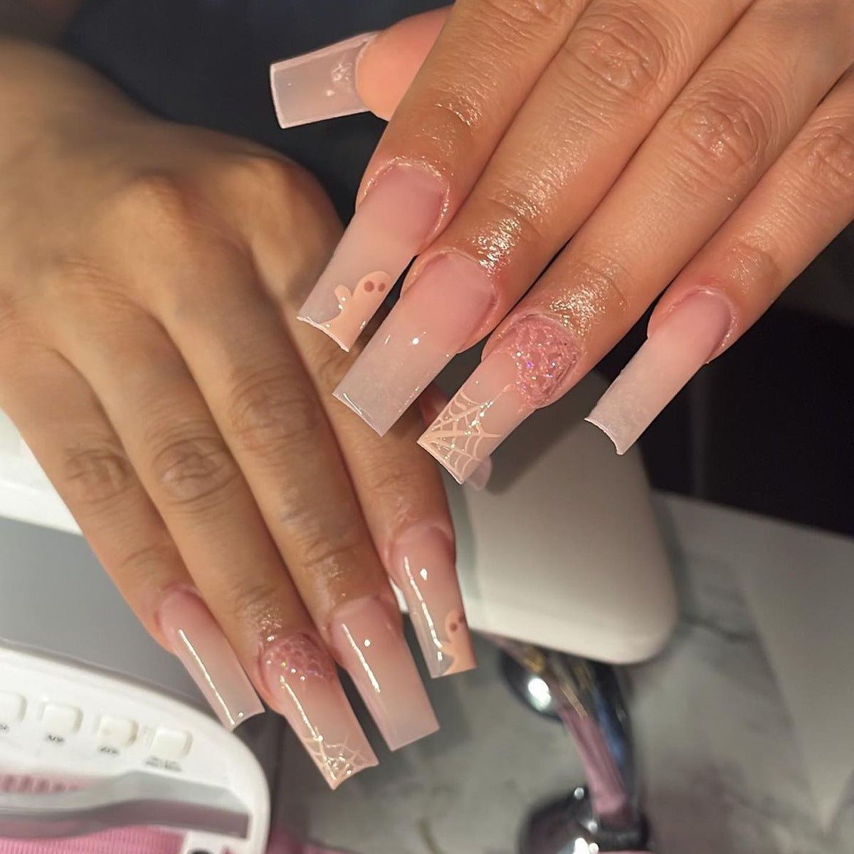Kunstnagelset mit filigranem Spinnennetz-Design und zartem Farbverlauf Brehn