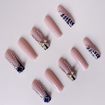 Glamouröse Kunstnägel mit elegantem Design mit Strass und 3D-Verzierungen Brehn