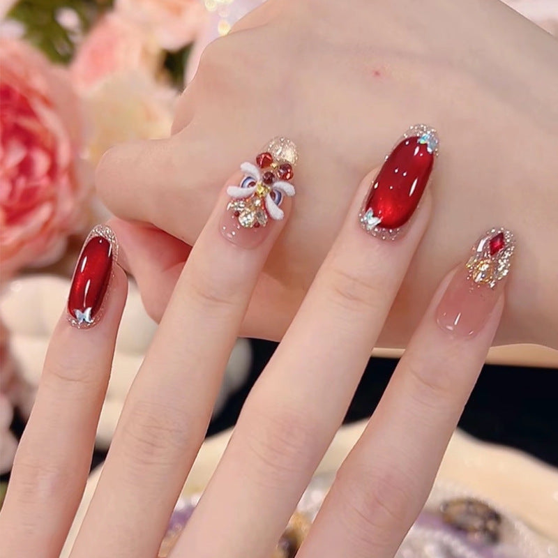 Kunstnagelset mit festlichem Geschenk-Design und eleganten Glitzer-Akzenten Brehn