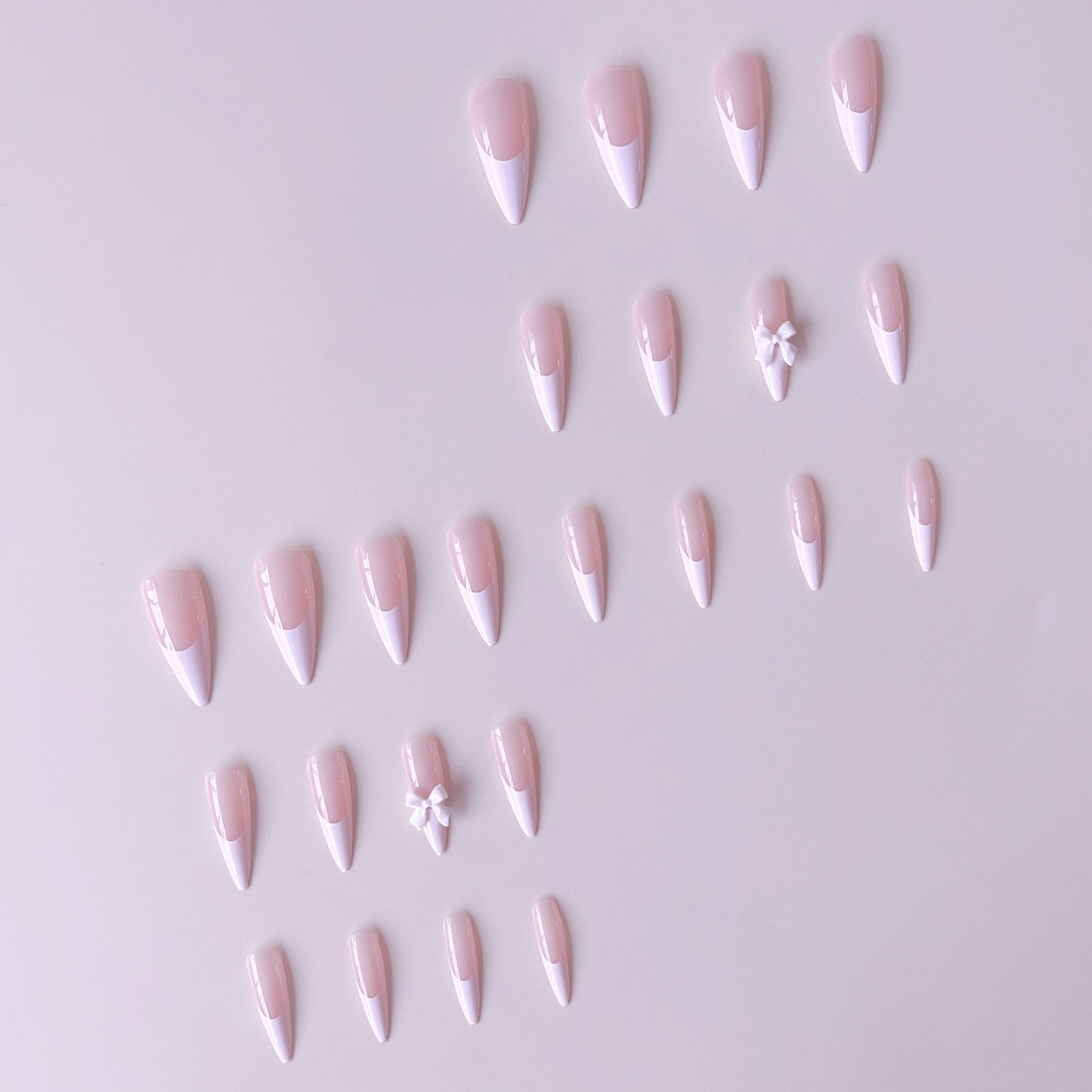 Kunstnagelset mit eleganten Spitzen und 3D-Verzierungen Brehn