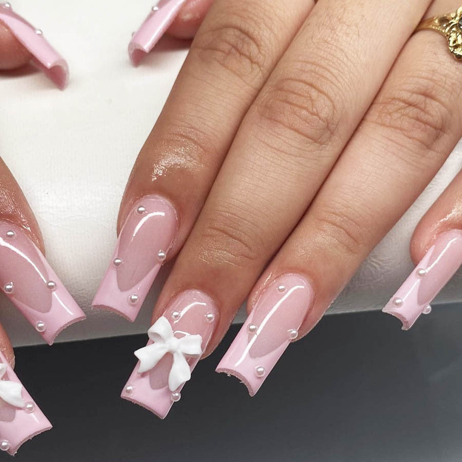 Kunstnagelset mit romantischen Schleifen- und Perlenverzierungen Brehn