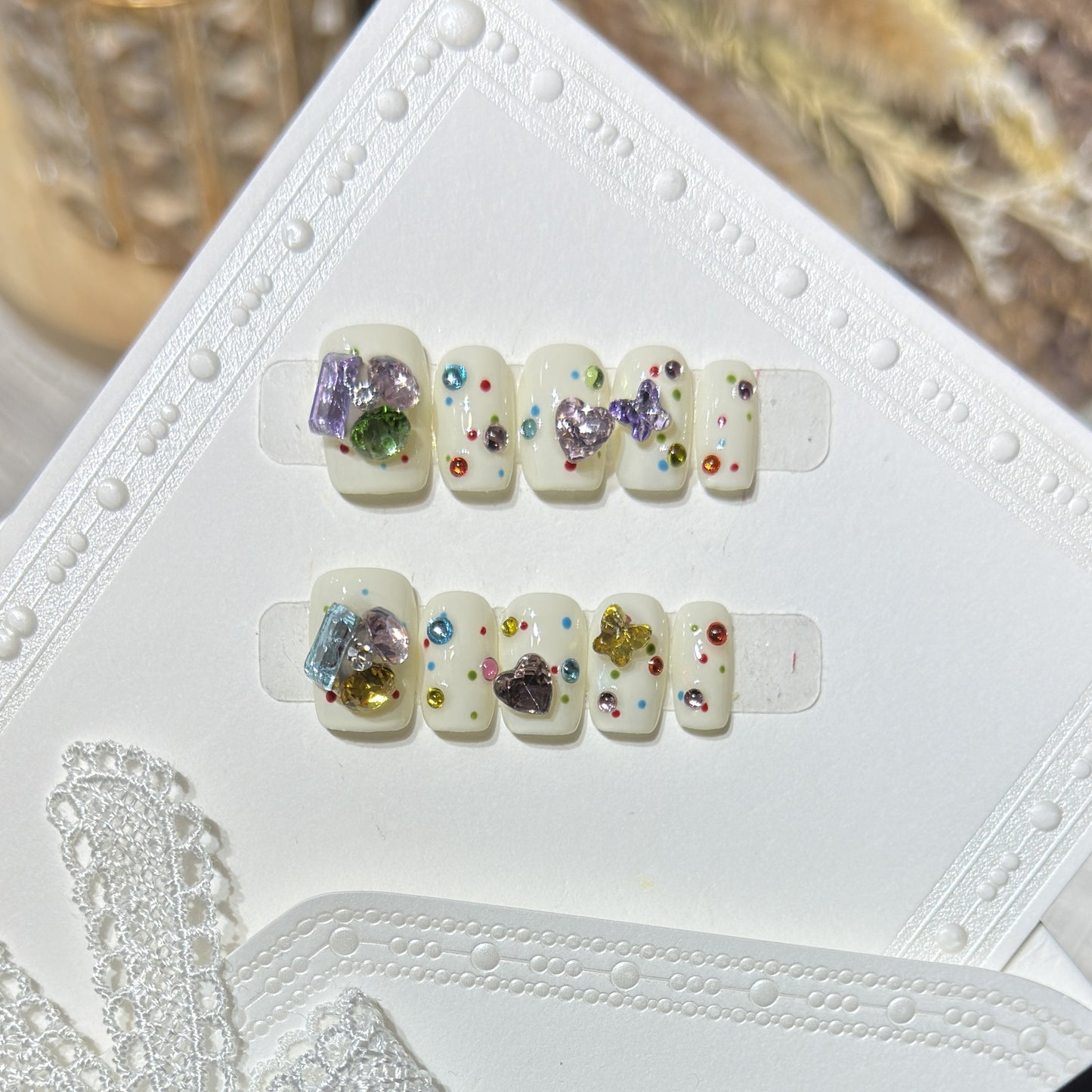 Dekoratives Press-On Nagelkunst-Set mit bunten Edelstein-Akzenten Brehn