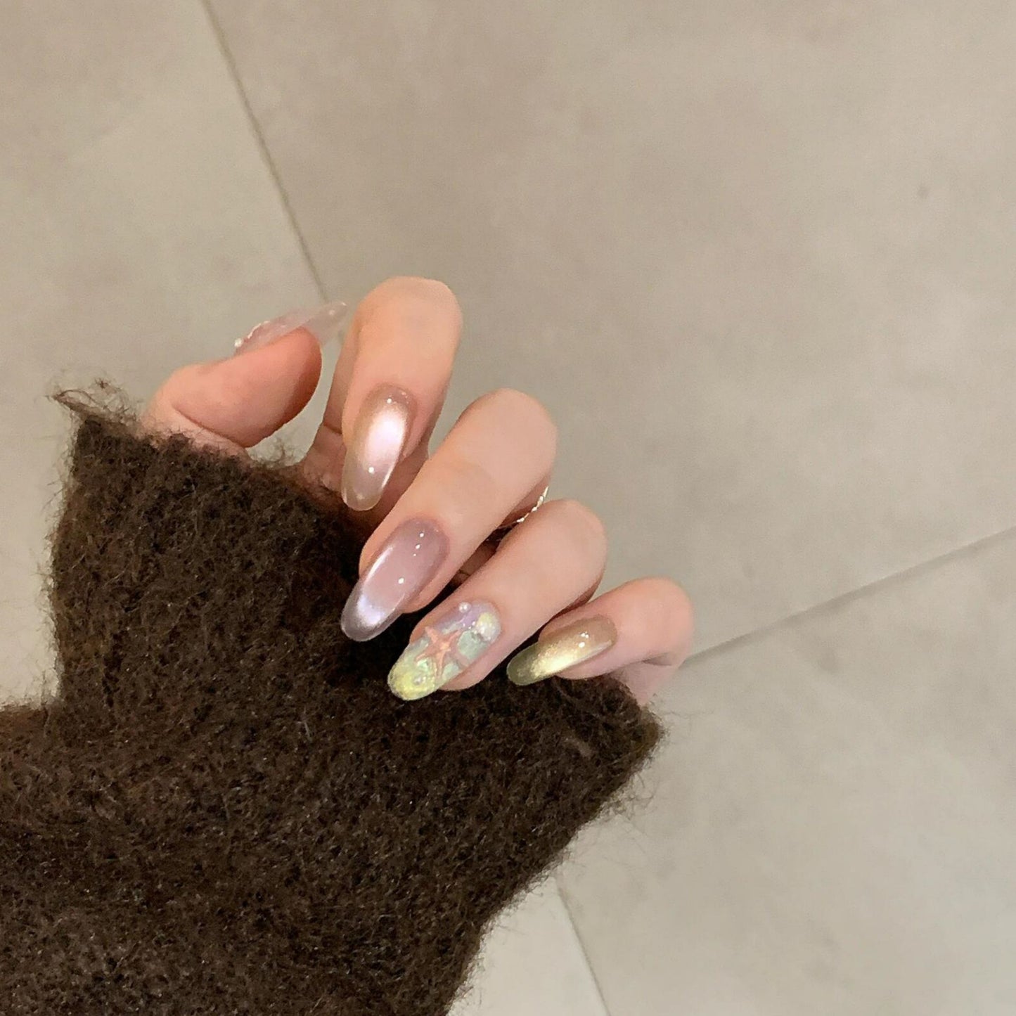 Kunstnagelset mit Schimmernden Akzenten Brehn