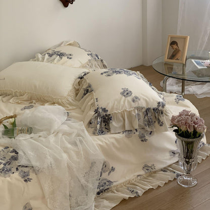Shabby-Chic Baumwollsatin-Bettgarnitur mit Rüschenvolant und Aquarellrosen-Print
