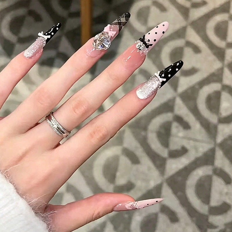 Kunstnagelset mit glamourösen 3D-Applikationen und festlichem Design Brehn