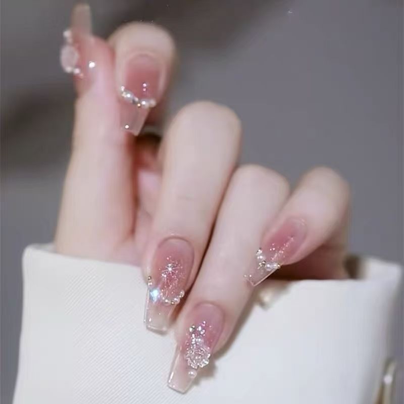 Kunstnägel mit Elegantem Farbverlauf und Glitzerakzenten Brehn