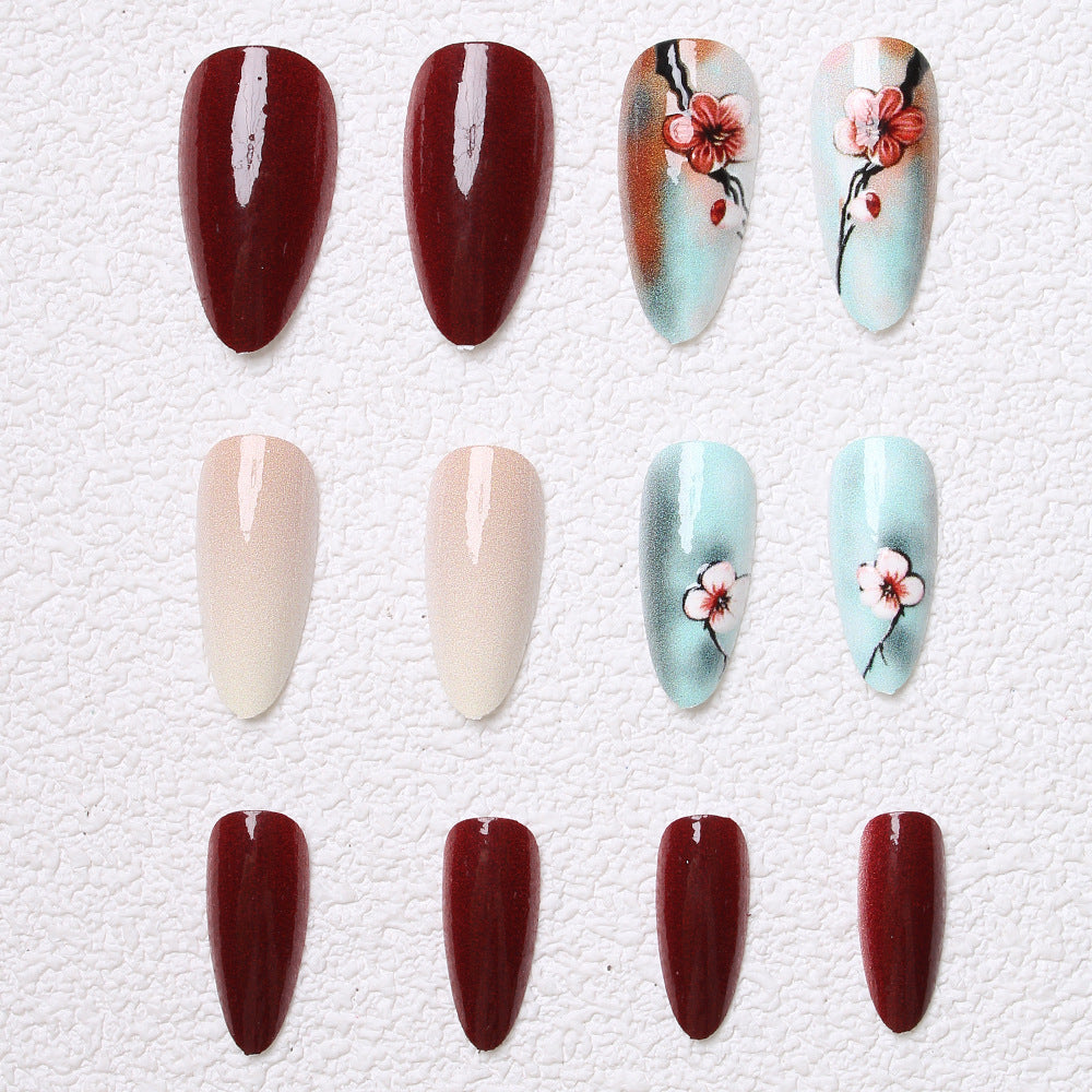 Künstlerische florale Press-On-Nageldesigns Brehn