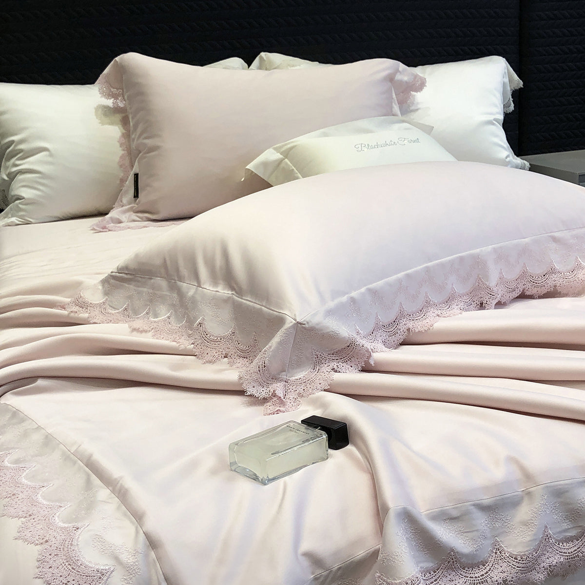 Elegante Satin-Bettwäschegarnitur mit Spitzenbordüre und gesteppter Tagesdecke