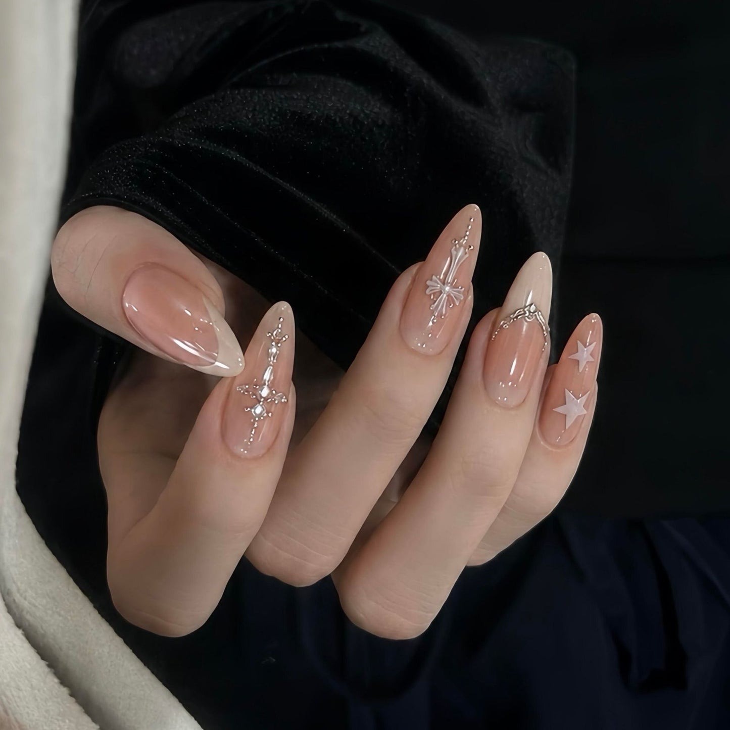 Künstliche Kunstnägel mit Glamourösen Strass- und Sternenapplikationen Brehn