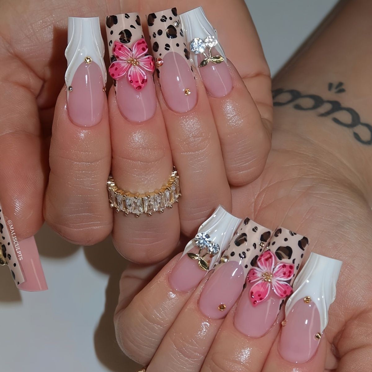 Künstlerische Acryl-Nagelerweiterungen mit floralem und tierischem Druckdesign Brehn