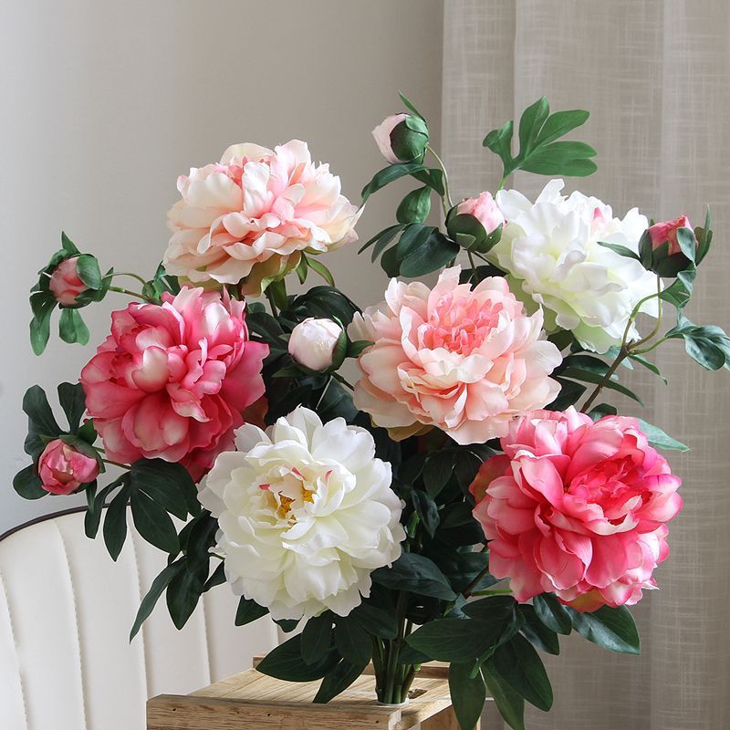 Lebensechte Pfingstrosen-Blumenarrangement