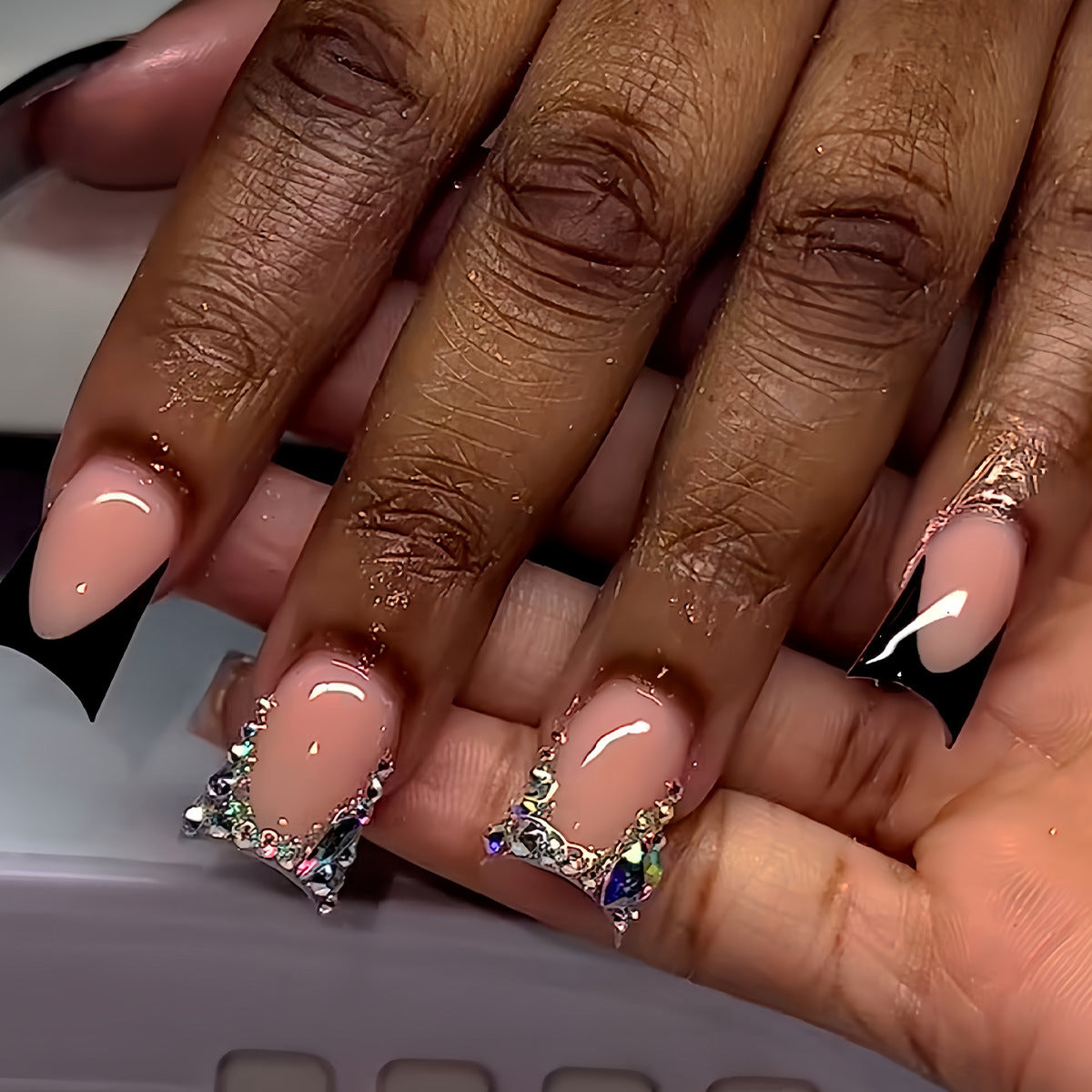 Dekorative Press-On Nagelkunst mit Strassakzenten Brehn
