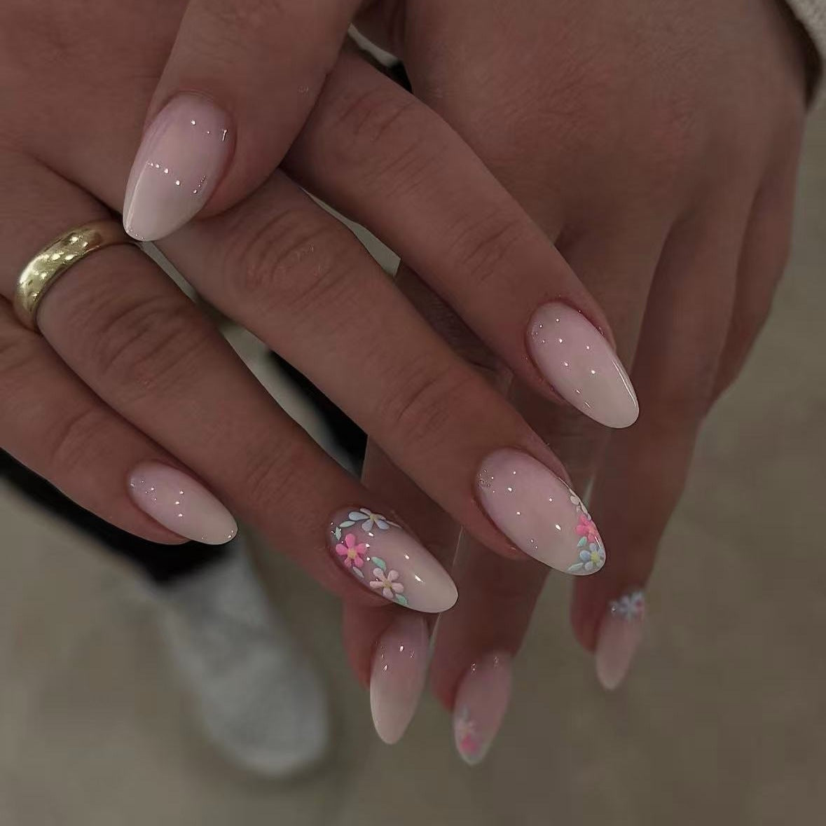 Kunstnagelset mit zarten Blumenmuster und Glanz Brehn