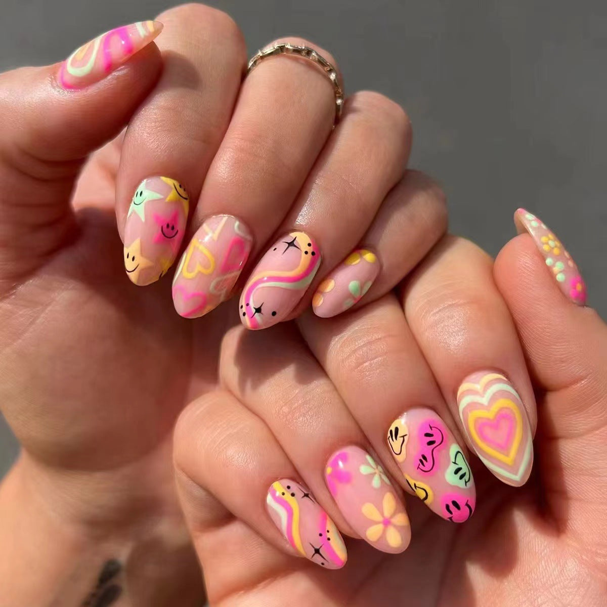 Kunstnagelset mit verspielten 3D-Motiven und bunten Designs Brehn