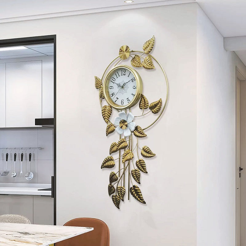 Dekorative Wanduhr mit floralen Akzenten Brehn