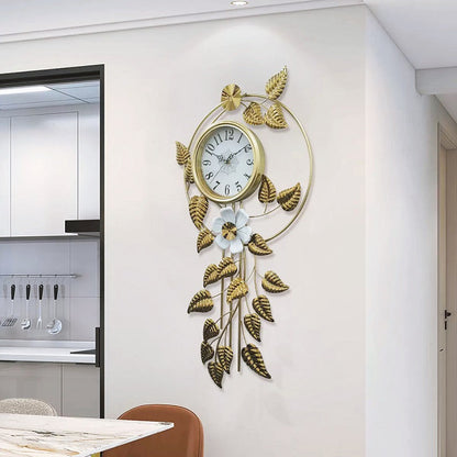 Dekorative Wanduhr mit floralen Akzenten Brehn