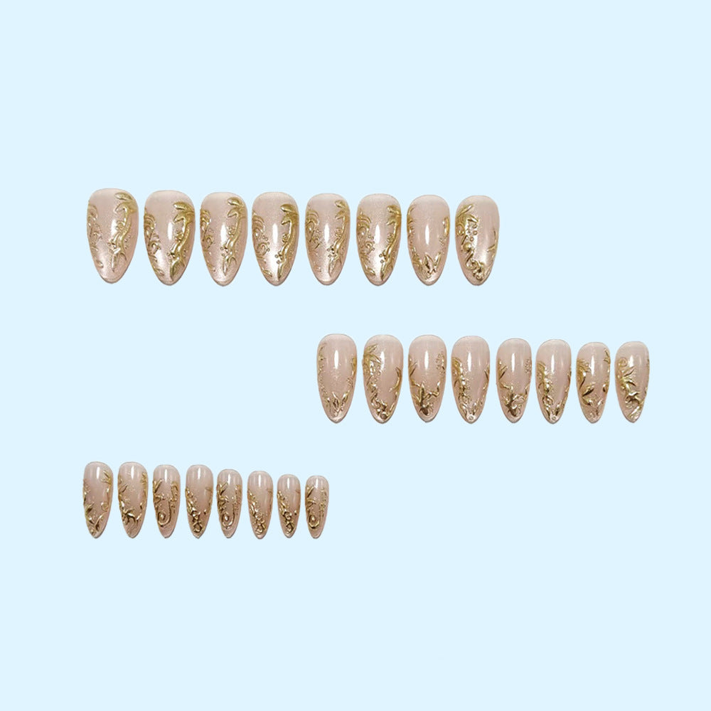 Glamouröse Kunstnägel mit filigranen Goldakzenten Brehn