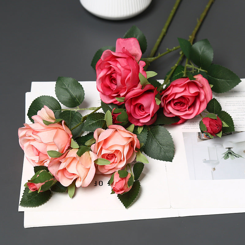 Weiches Seidenrosenarrangement