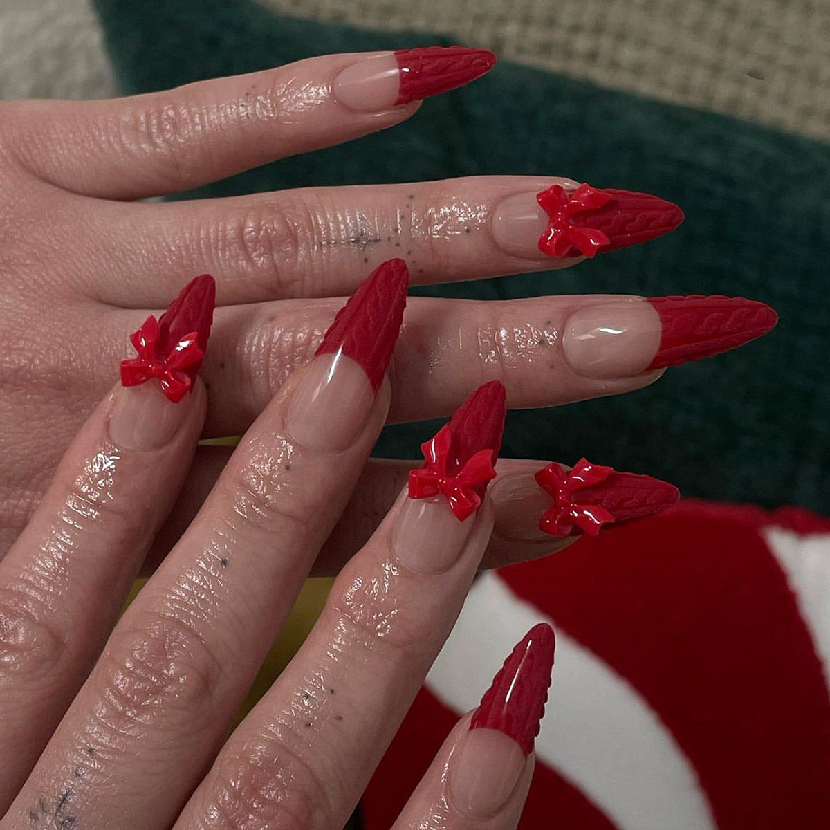 Kunstvolle Stiletto-Nägel mit glänzenden Akzenten Brehn